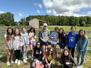 Forts Ferry 5th graders at Forts Ferry Farm group picture