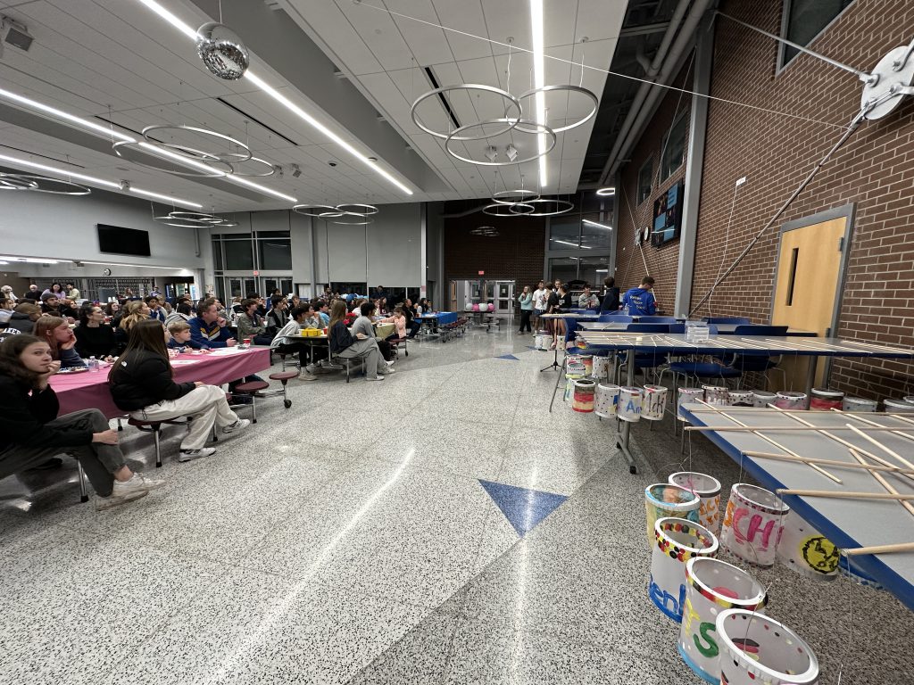 An image of the cafeteria filled with people for the Martinstag lantern parade.